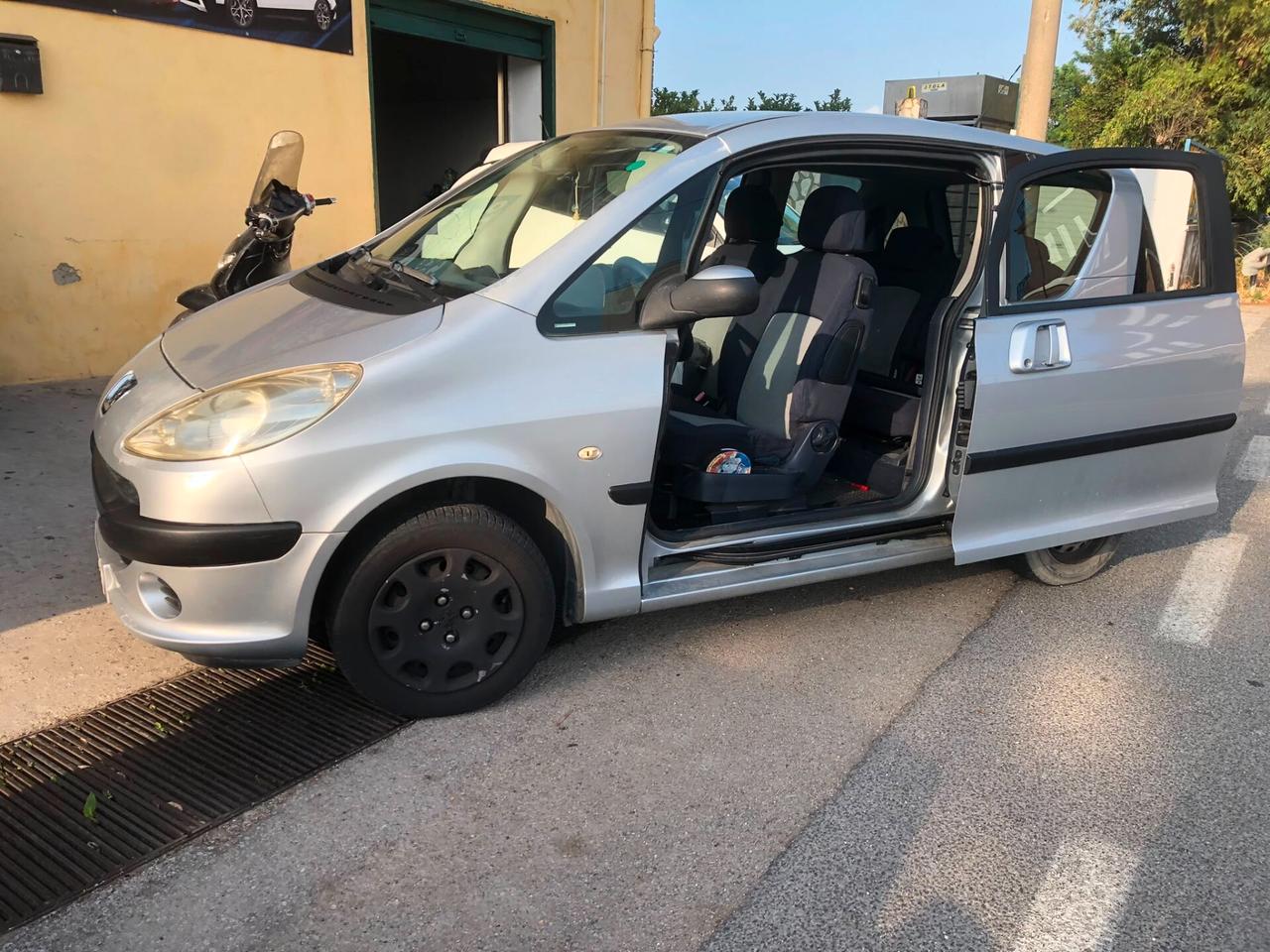 Peugeot 1007 1.4 Happy