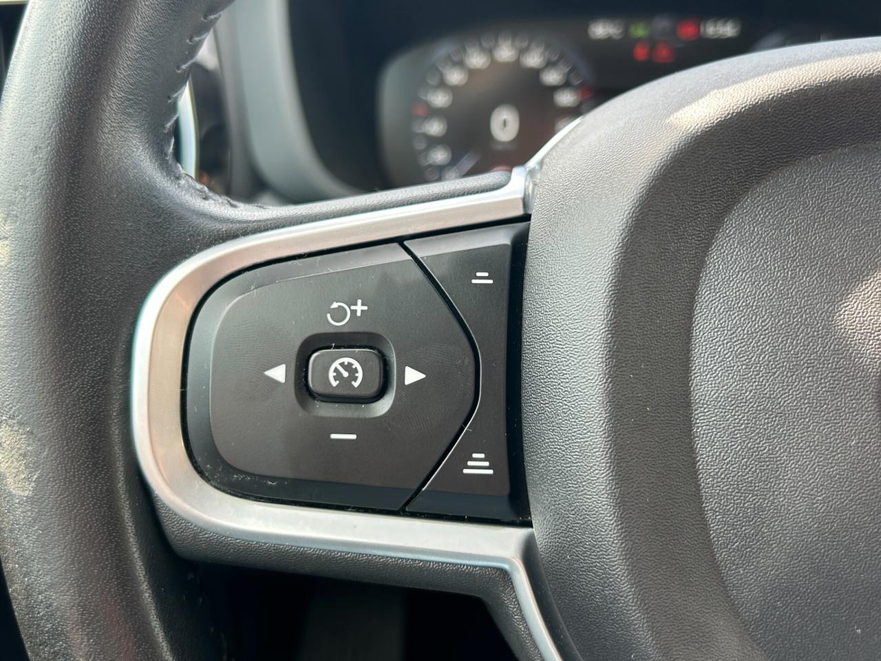 Volvo XC60 2.0 b4 Momentum awd auto