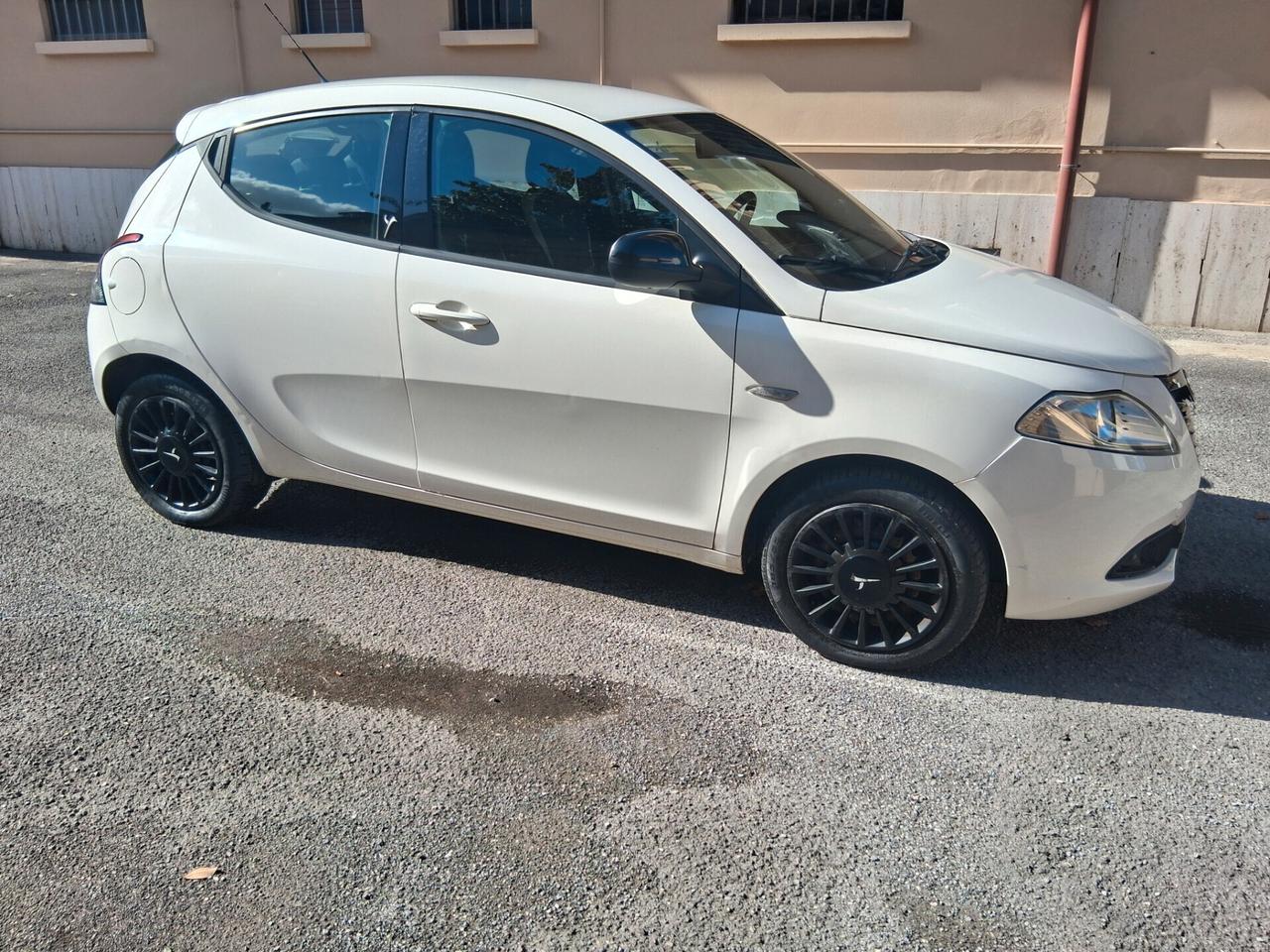Lancia Ypsilon 1.2 69 CV 5 porte Silver