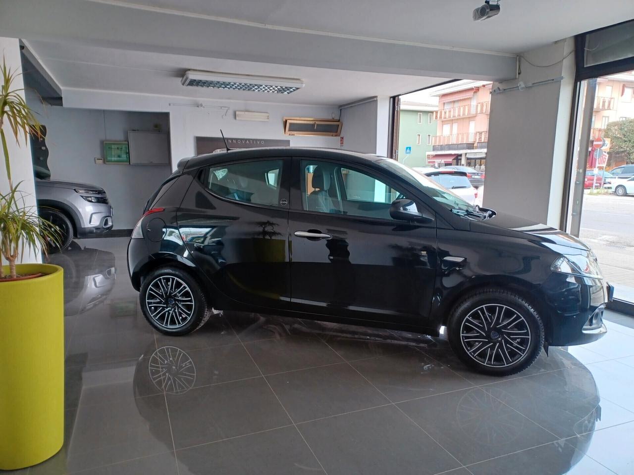 Lancia Ypsilon 1.0 Hybrid 70cv