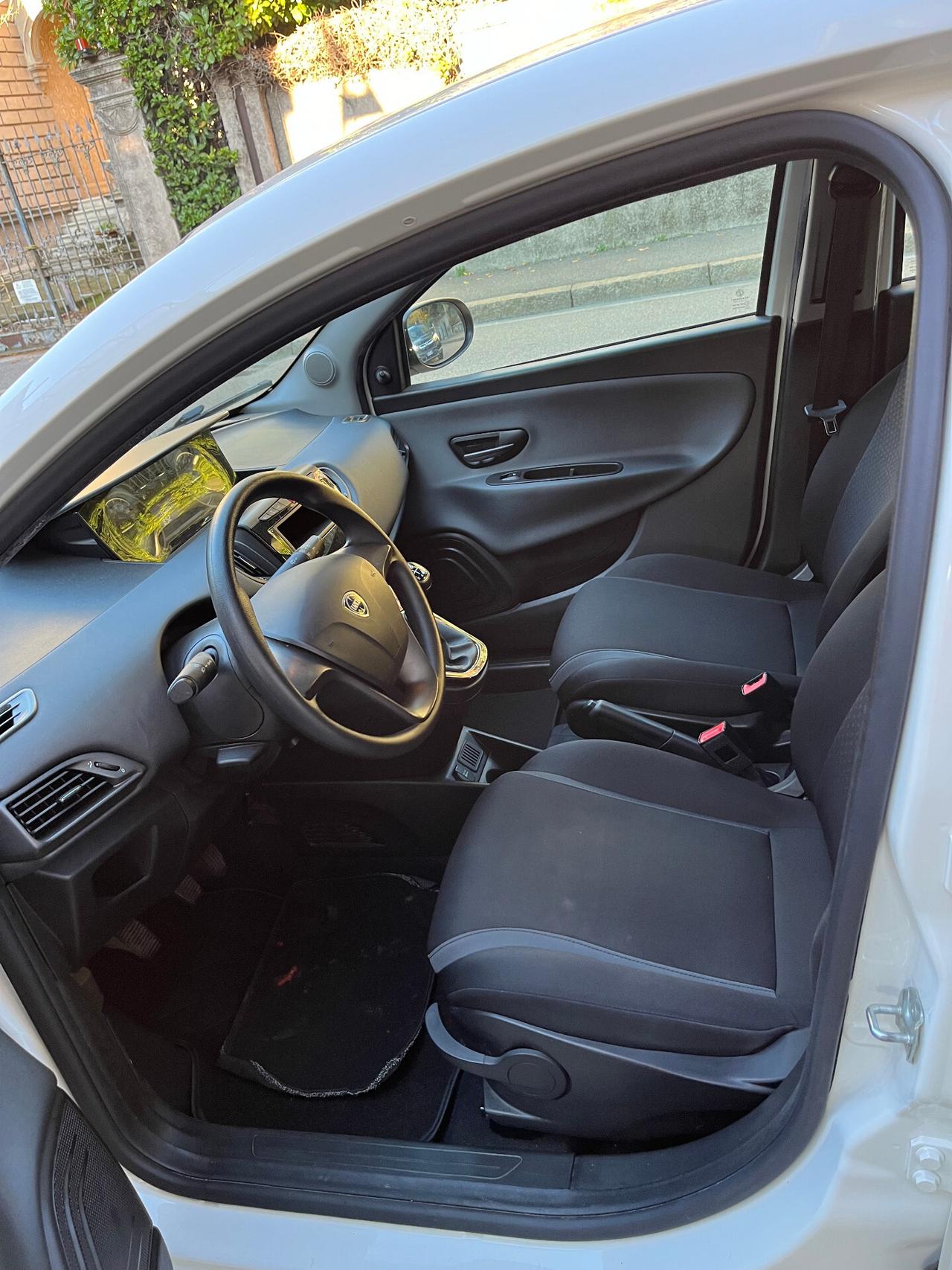 LANCIA YPSILON 1.2 BENZINA 5 PORTE - ANCHE PER NEOPATENTATI - 2017 - DISTRIBUZIONE APPENA SOSTITUITA