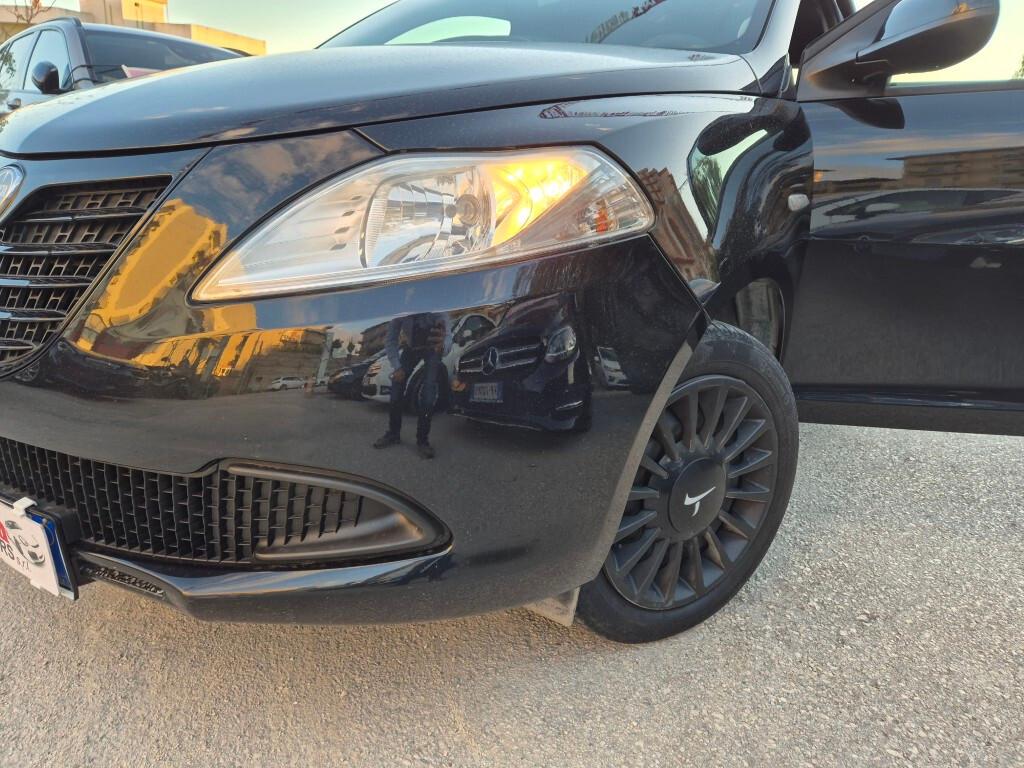 Lancia Ypsilon 1.2 69 CV 5p UNICOPROPRI