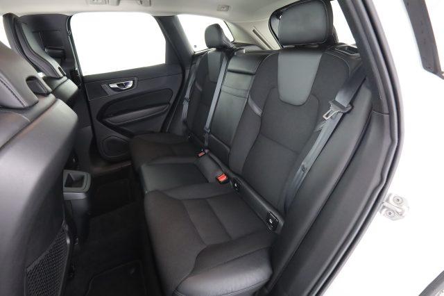 VOLVO XC60 XC60 B4 (d) automatico Momentum Pro