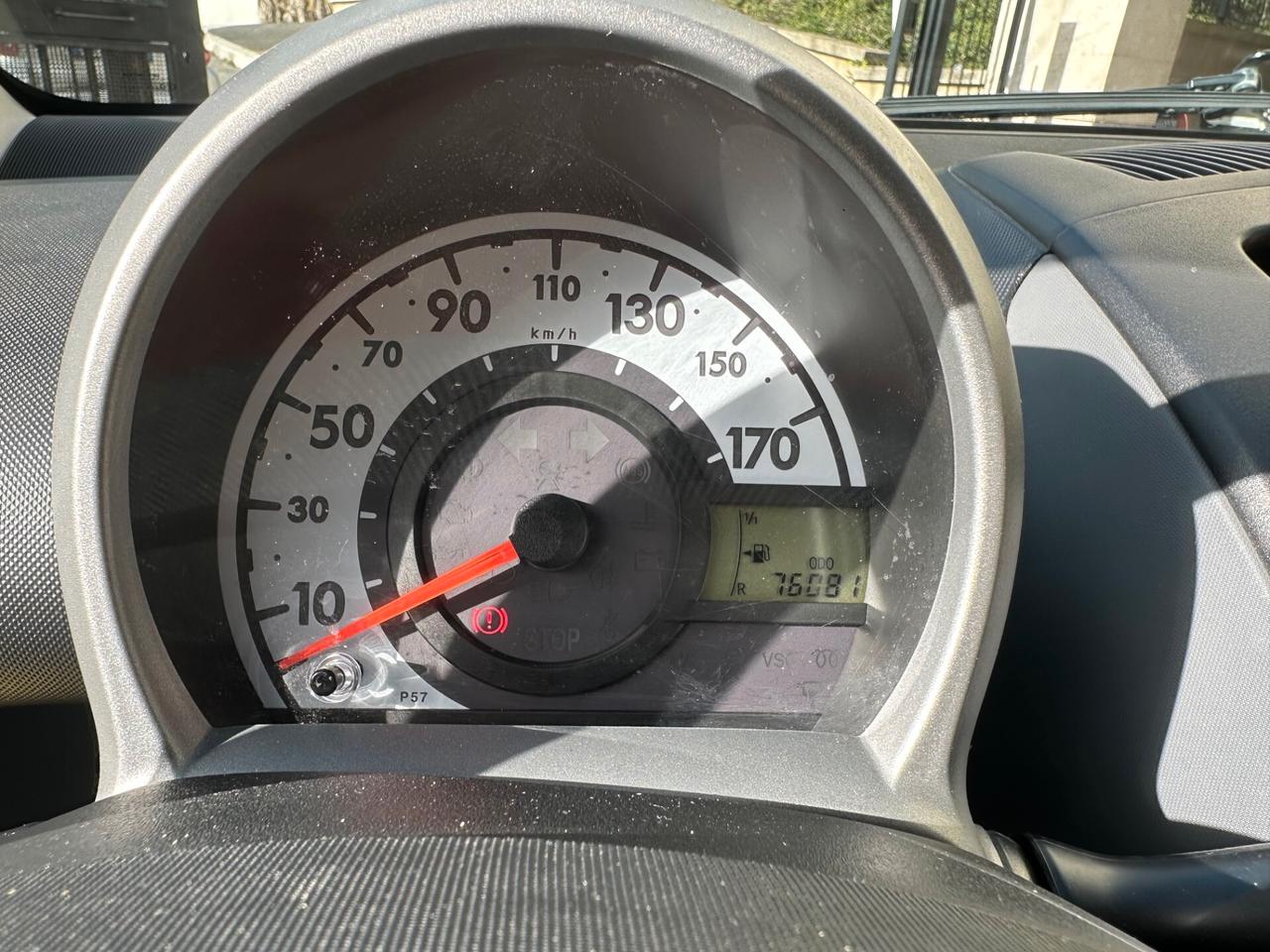 Peugeot 107 1.0 3P. 03/2009 KM.76081 UNIPRO.