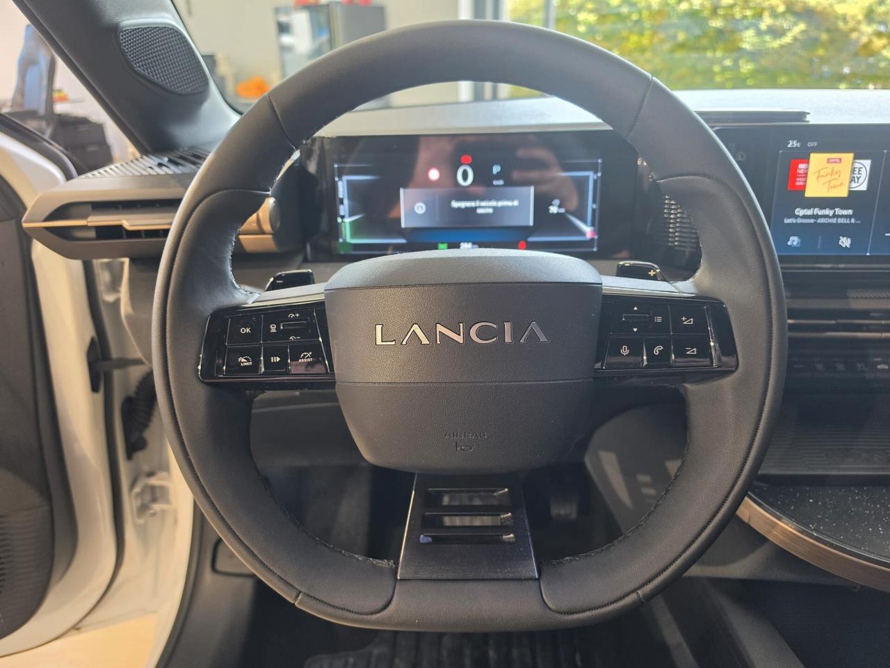 Lancia Ypsilon Hybrid e-DCT LX