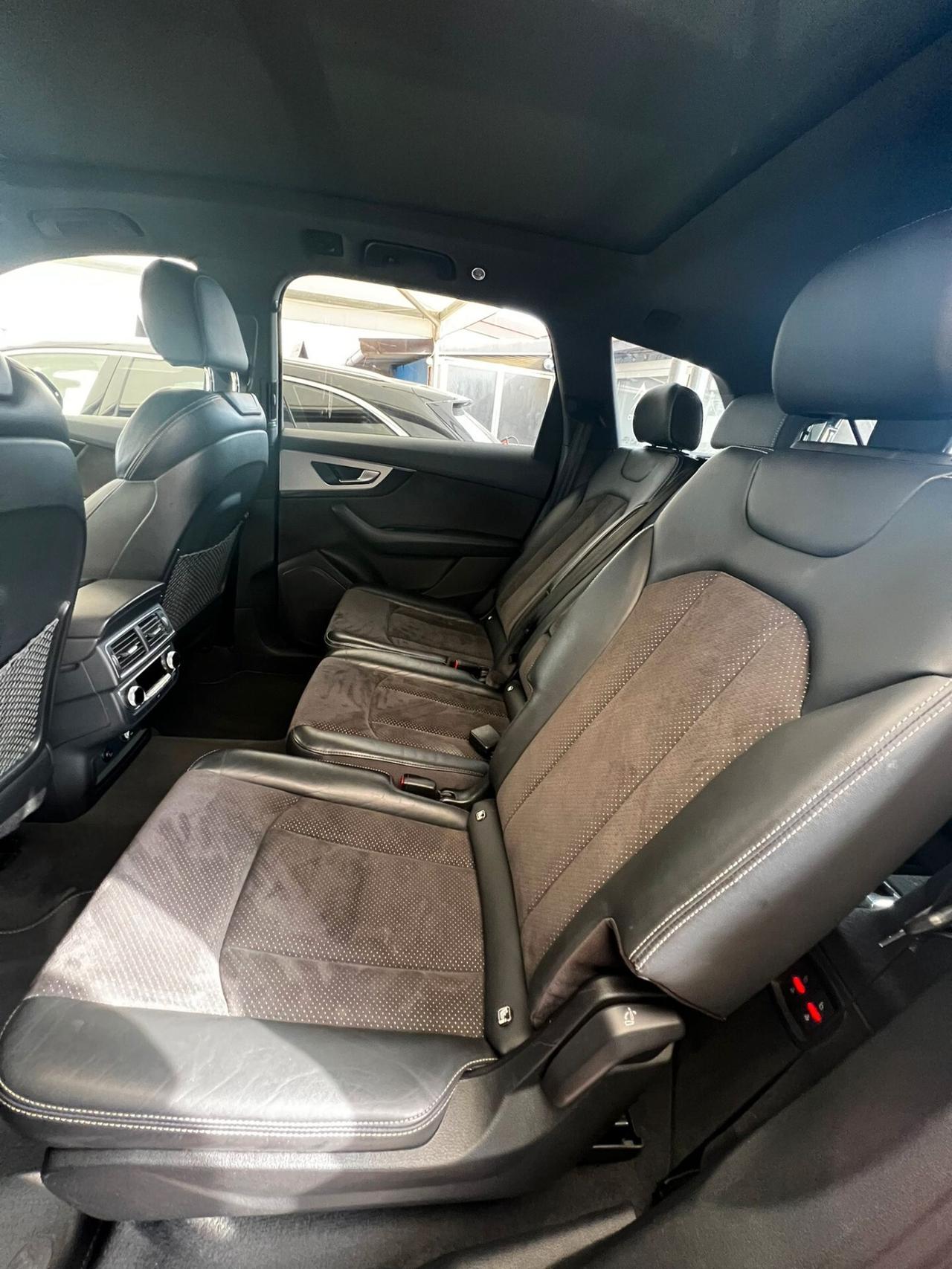 Audi Q7 S-LINE