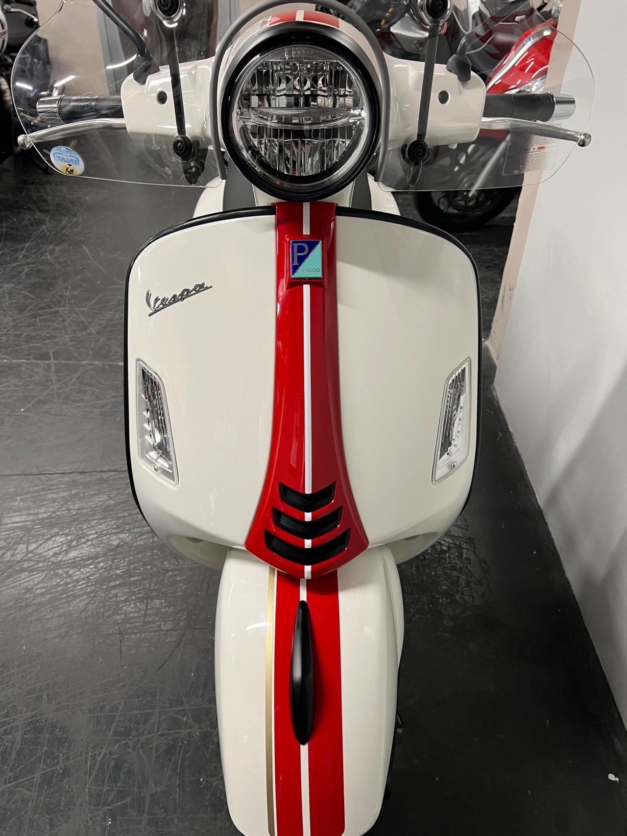 Vespa 300 GTS SPORT / RACING SIXTIES