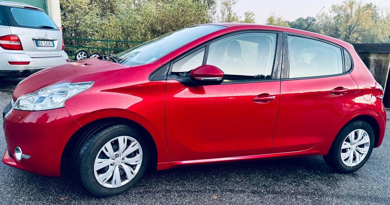 Peugeot 208 1.4 HDi 68 CV 5 porte Allure