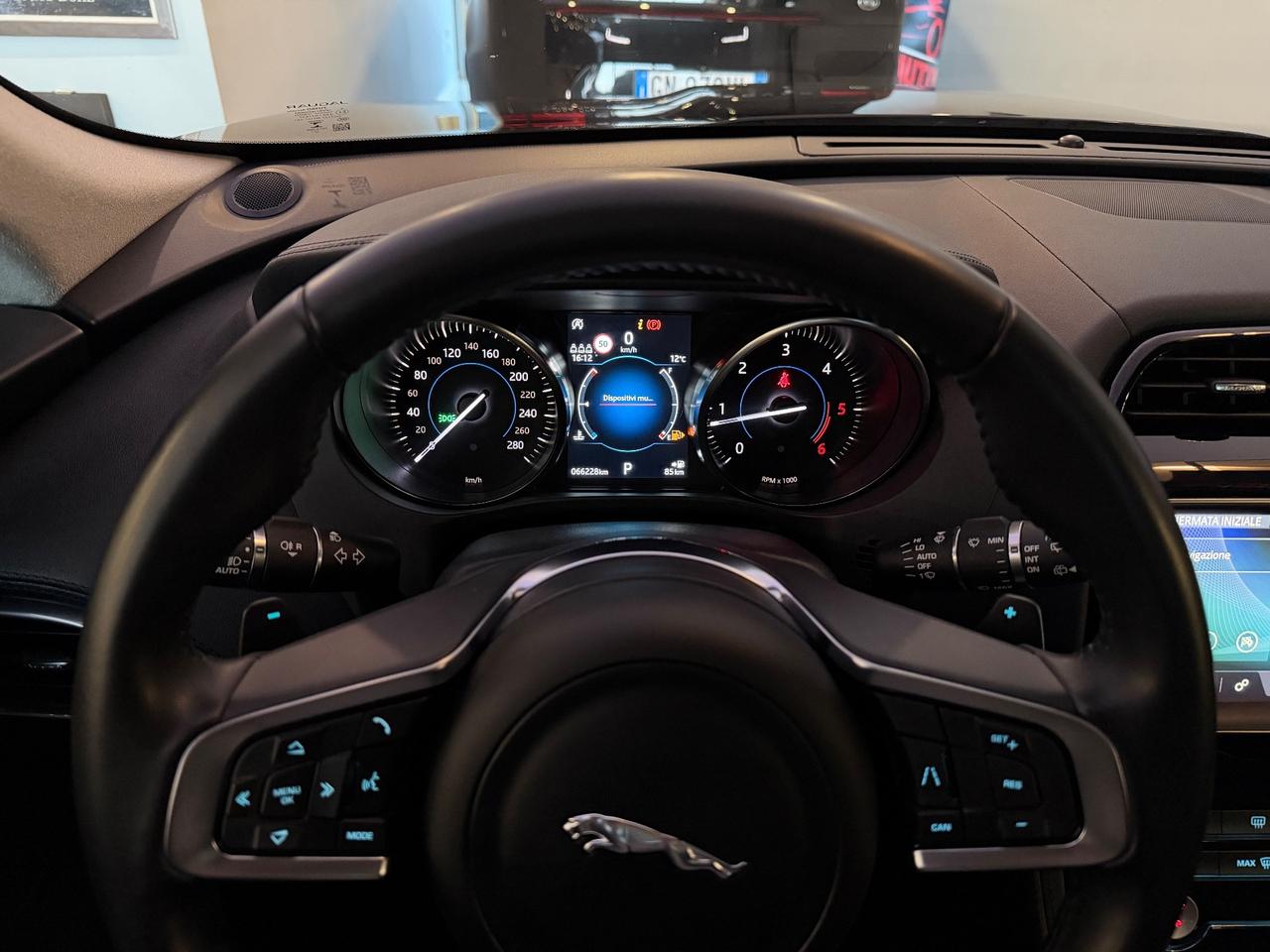 Jaguar F-Pace 2.0 D 180 CV AWD aut Chequered Flag