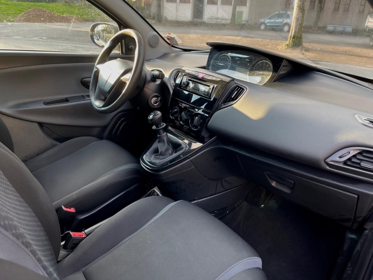 Lancia Ypsilon 1.2 69 CV 5 porte Platinum per Neopatentati 2016