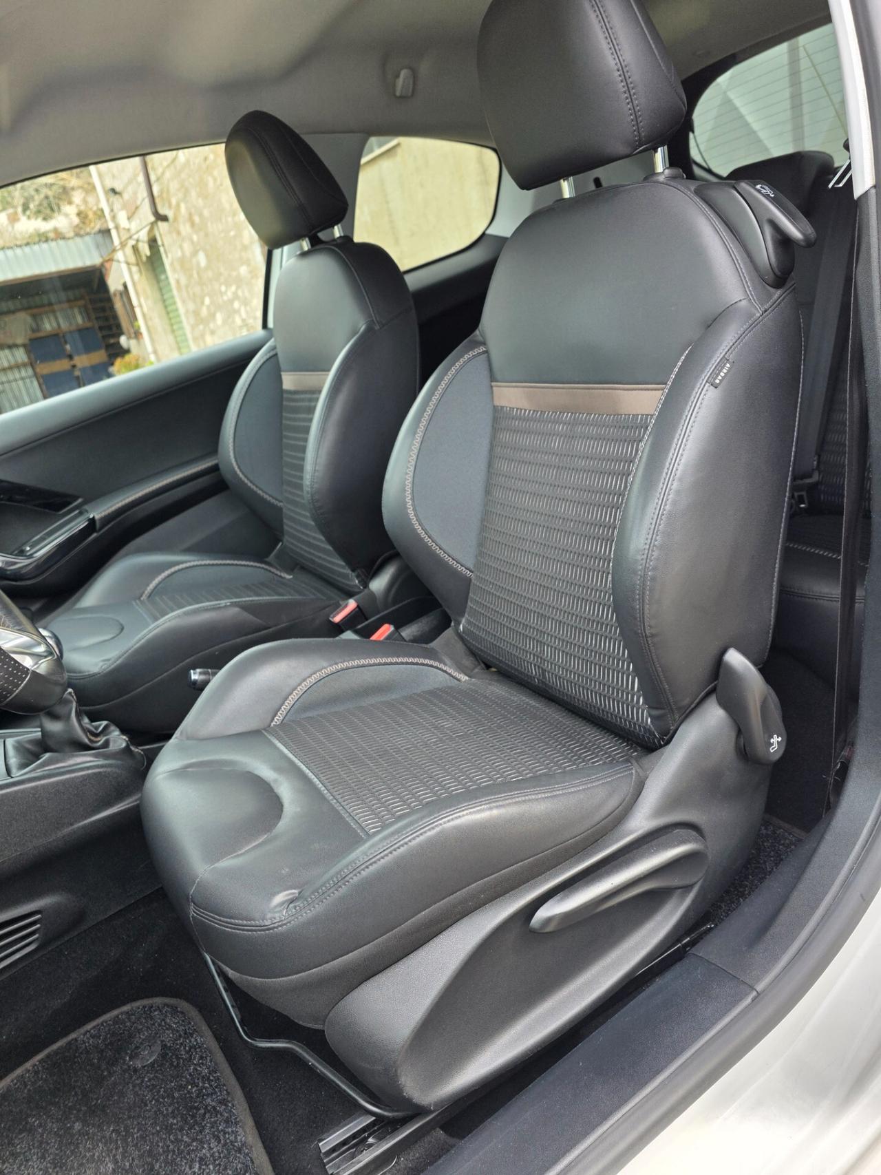 Peugeot 208 1.6 THP 156 CV 3 porte pre GTi