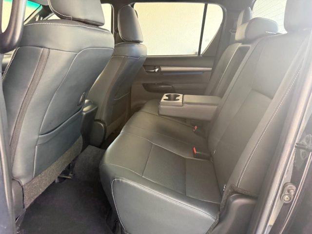 TOYOTA Hilux 2.8 D A/T 4WD 4 porte Double Cab Invincible