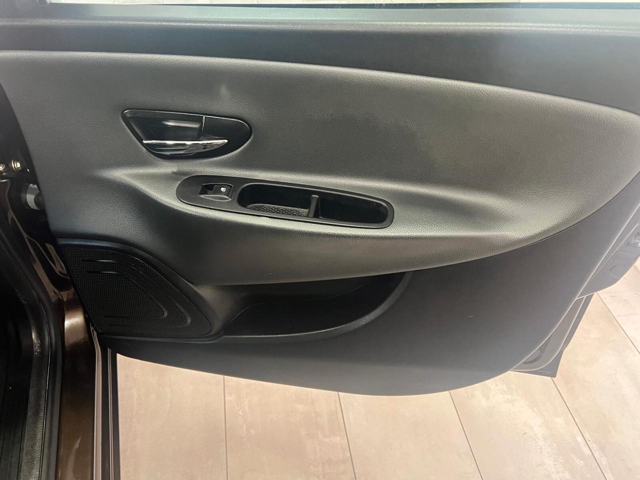 Lancia Ypsilon 0.9 TwinAir 85 CV 5 porte S&S Platinum
