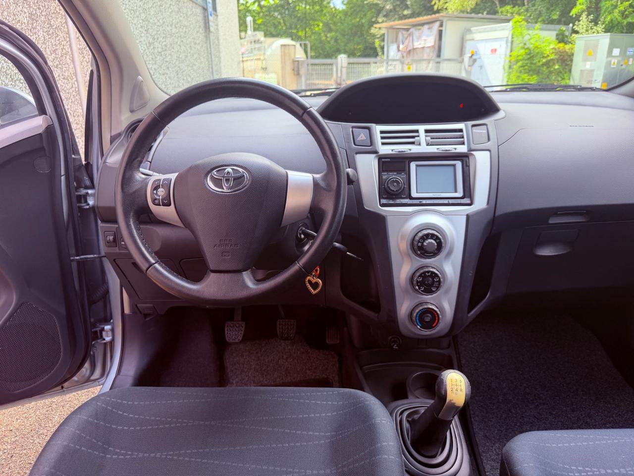 Toyota Yaris 1.0 5 porte Navi*Neopatentati*Solo 137000km*