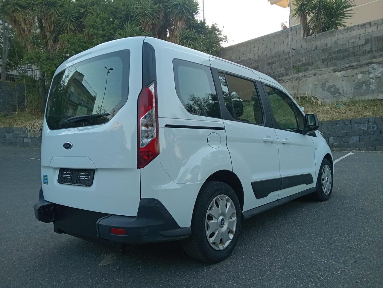 Ford Tourneo Connect Pianale ribassato con rampa disabili in carrozzina