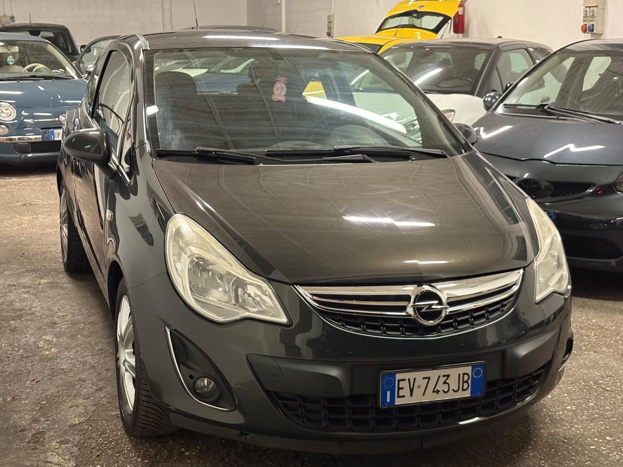 Opel Corsa 1.2 3 porte b-color