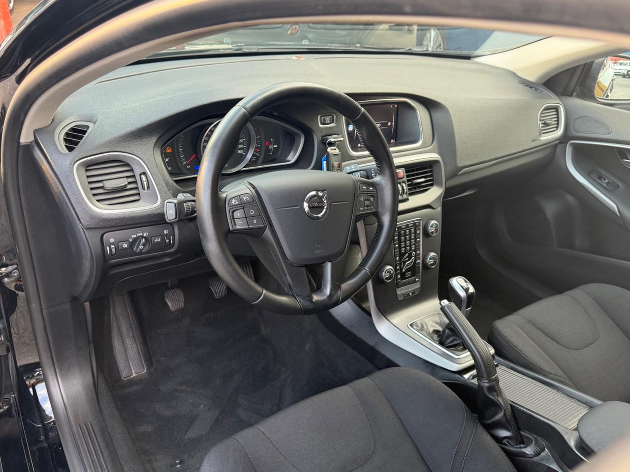 V40 D4 Momentum-unipro-rate-E6