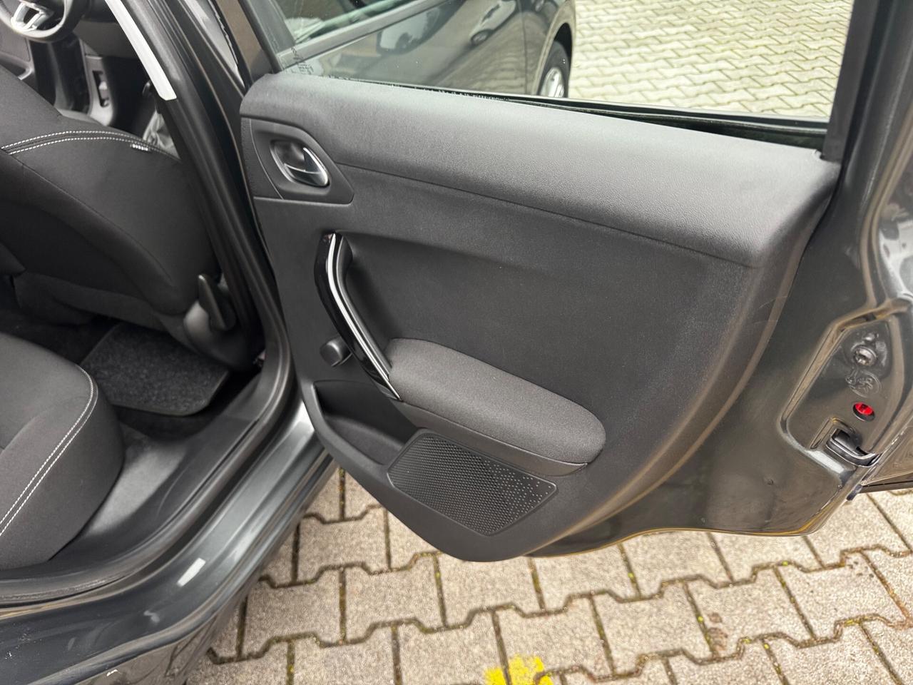 Peugeot 208 PureTech 82 5 porte Allure neopatentati