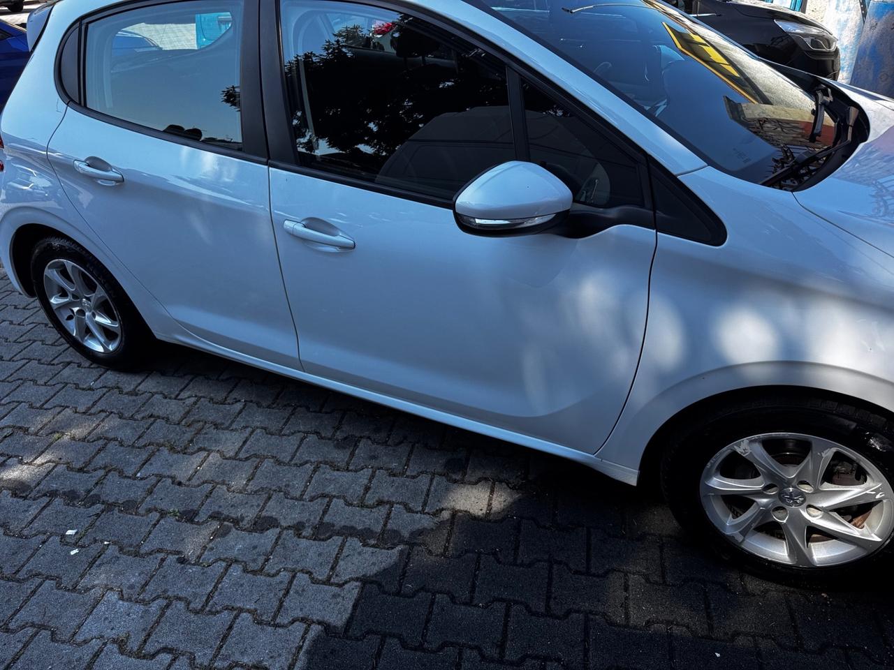 Peugeot 208 1.4 e-HDi 68 CV automatica/ neopatentati