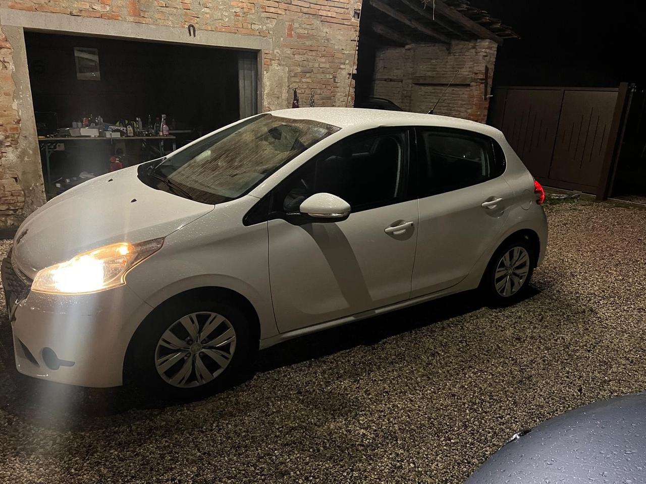 Peugeot 208 1.4 HDi 68 CV 5 porte Allure