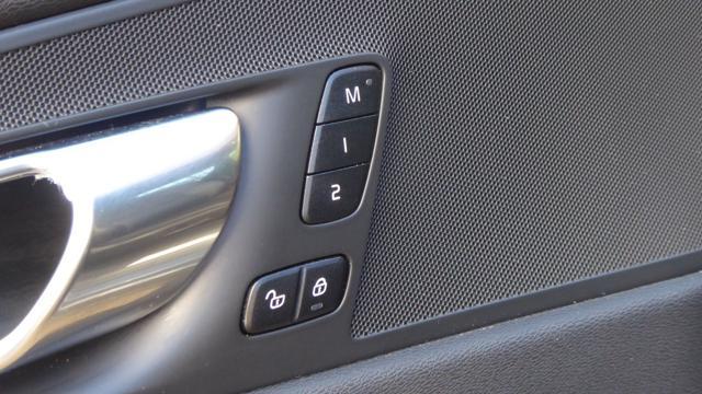 VOLVO XC60 B4 (d) AWD automatico Plus Dark