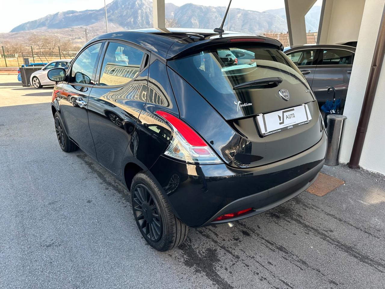 Lancia Ypsilon 1.0 FireFly 5 porte S&S Hybrid Silver