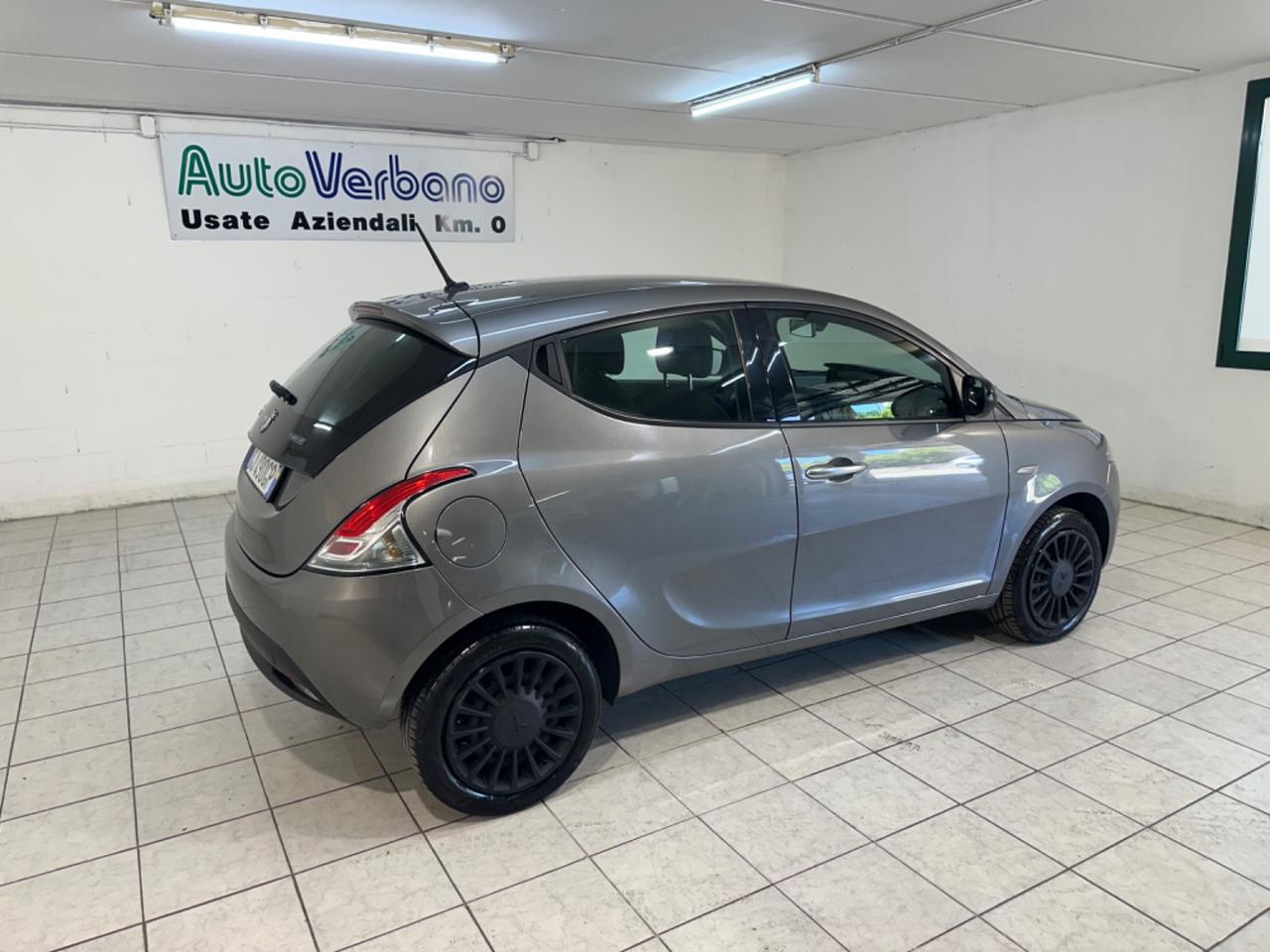 Lancia Ypsilon 1.0 FireFly 5 porte S&S Hybrid Ecochic Silver