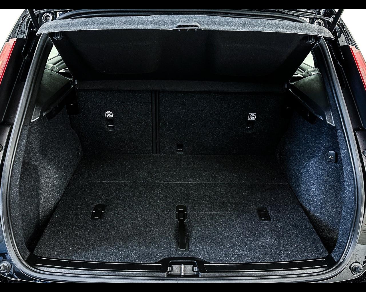 VOLVO XC40 (2017-->) - XC40 T2 Essential