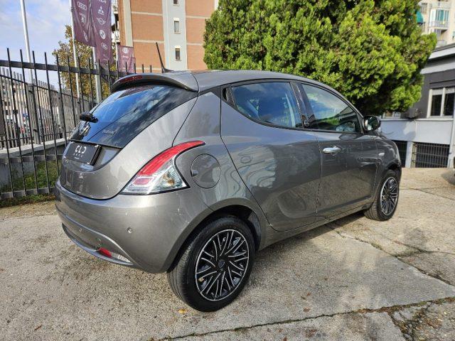 LANCIA Ypsilon 1.0 FireFly 5 porte S&S Hybrid Ecochic Silver