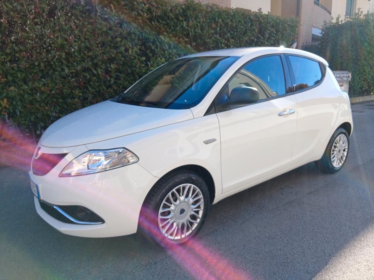 Lancia Ypsilon 1.2 69 CV 5 porte Silver tua a € 185 mese