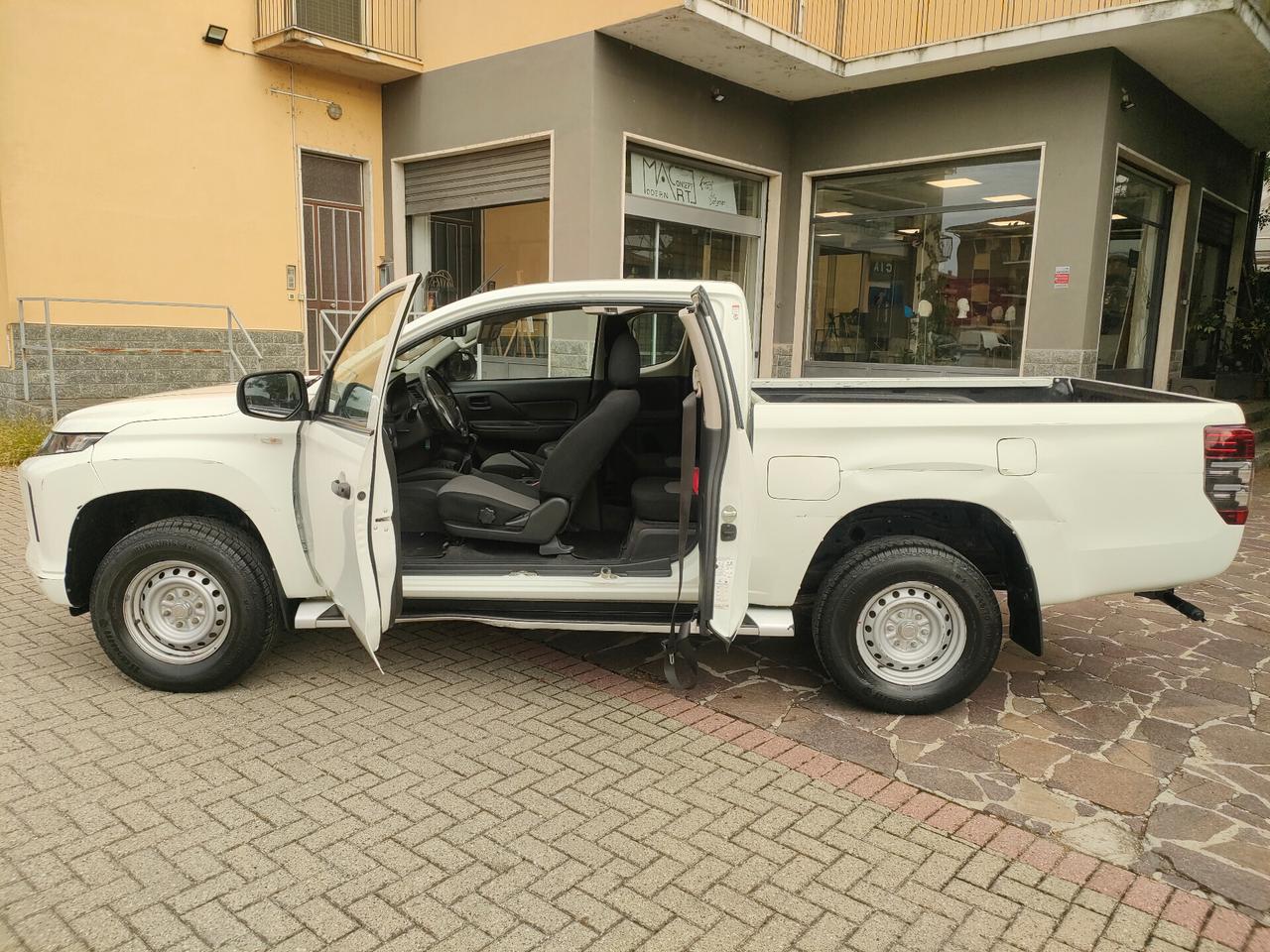 Mitsubishi L200 2.3 TD 4WD IVA ESCLUSA