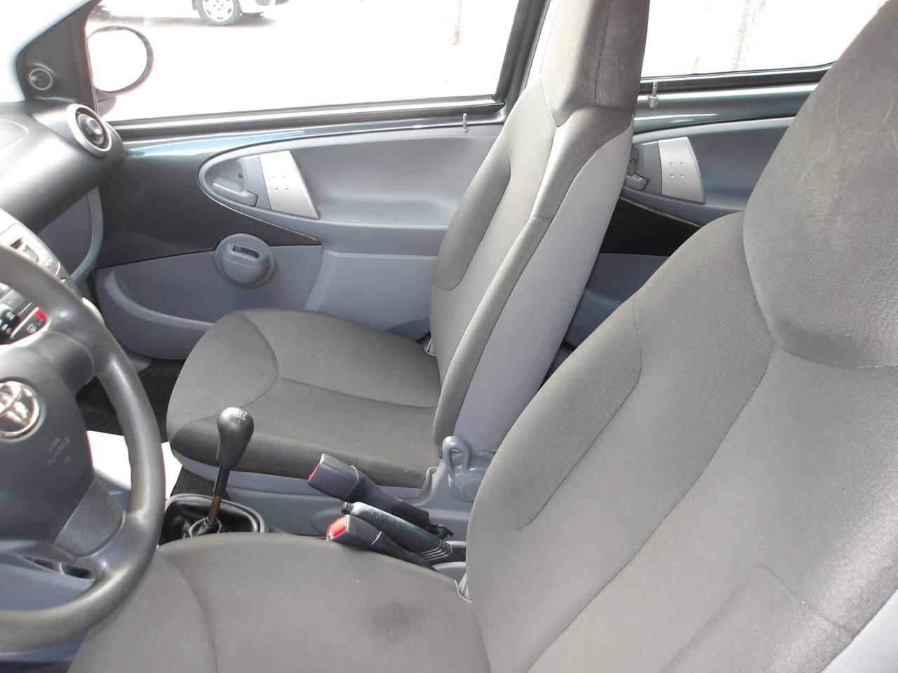TOYOTA AYGO 1.0 BENZ-2011