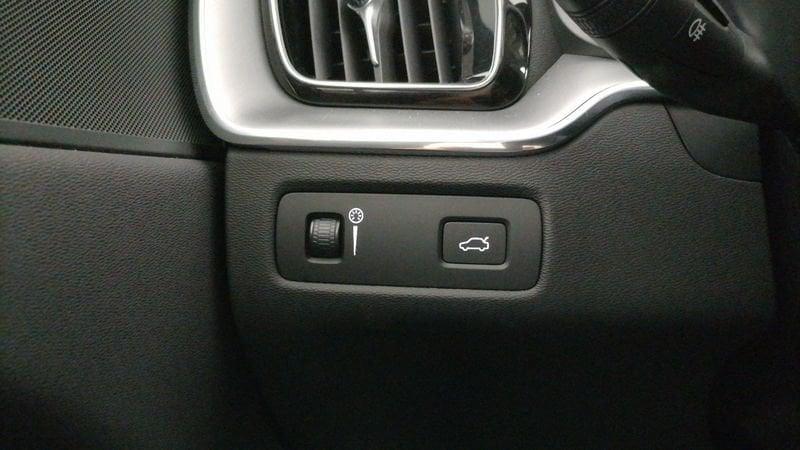 Volvo XC60 2.0 b4 Momentum Pro auto