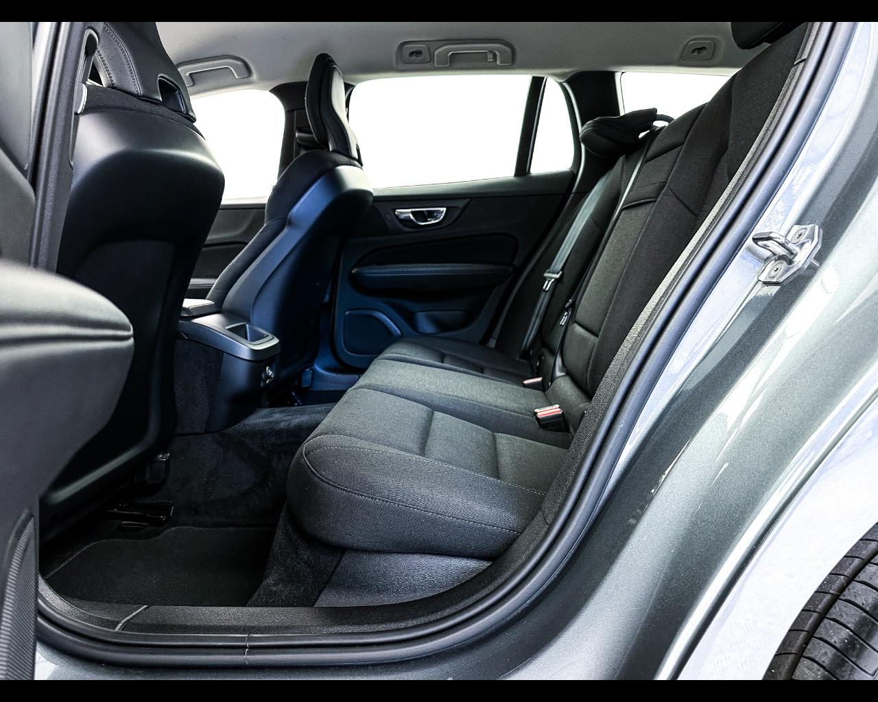VOLVO V60 (2018-->) - V60 D3 Geartronic Momentum Business