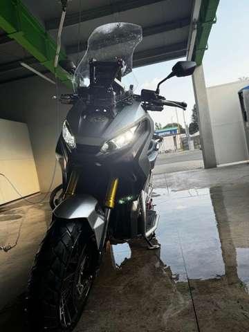 Honda X-ADV con tasto G