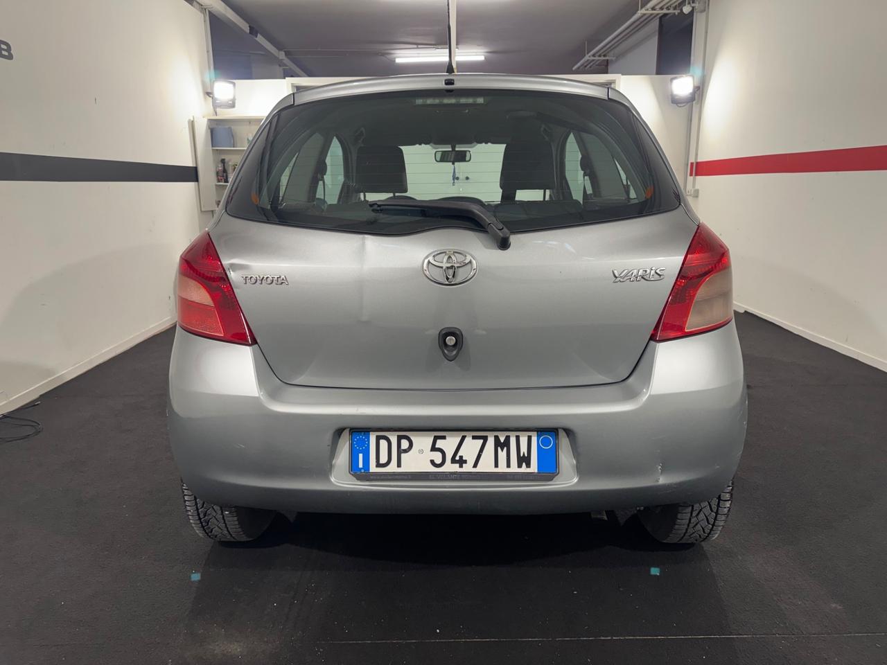Toyota Yaris 1.0 3 porte Navi NEOPATENTATI - NAVIGATORE CON COLLEGAMENTO TELEFONO - GOMME NUOVE