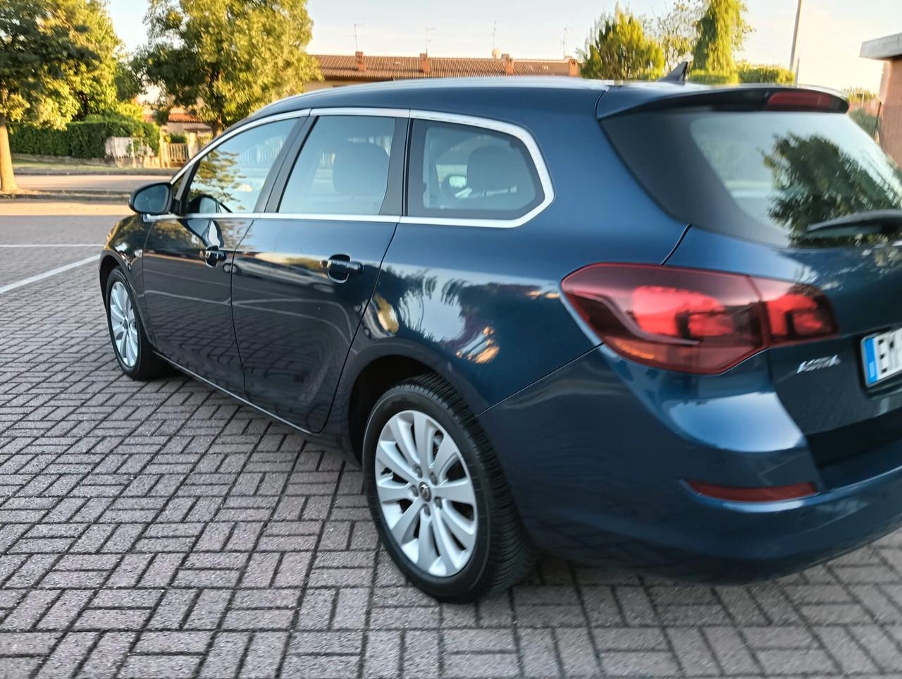 OPEL ASTRA..ANNO 2012....NEOPATENTATIIL..SENSORI DI PARCHEGGIO POSTERIORI ANTERIORE..NAVIGATORE. CRUYS CONTROL. CELL 320 147 1147 WUATSAPP. CELL 3276540940..PREZZO 530O€ TRATABILLE 0