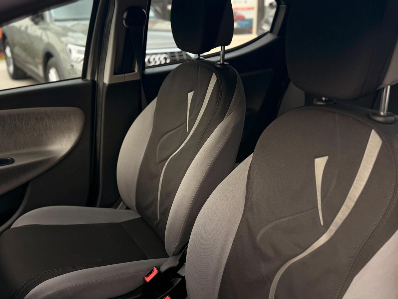 Lancia Ypsilon 1.2 69 CV 5 porte GPL Ecochic Silver