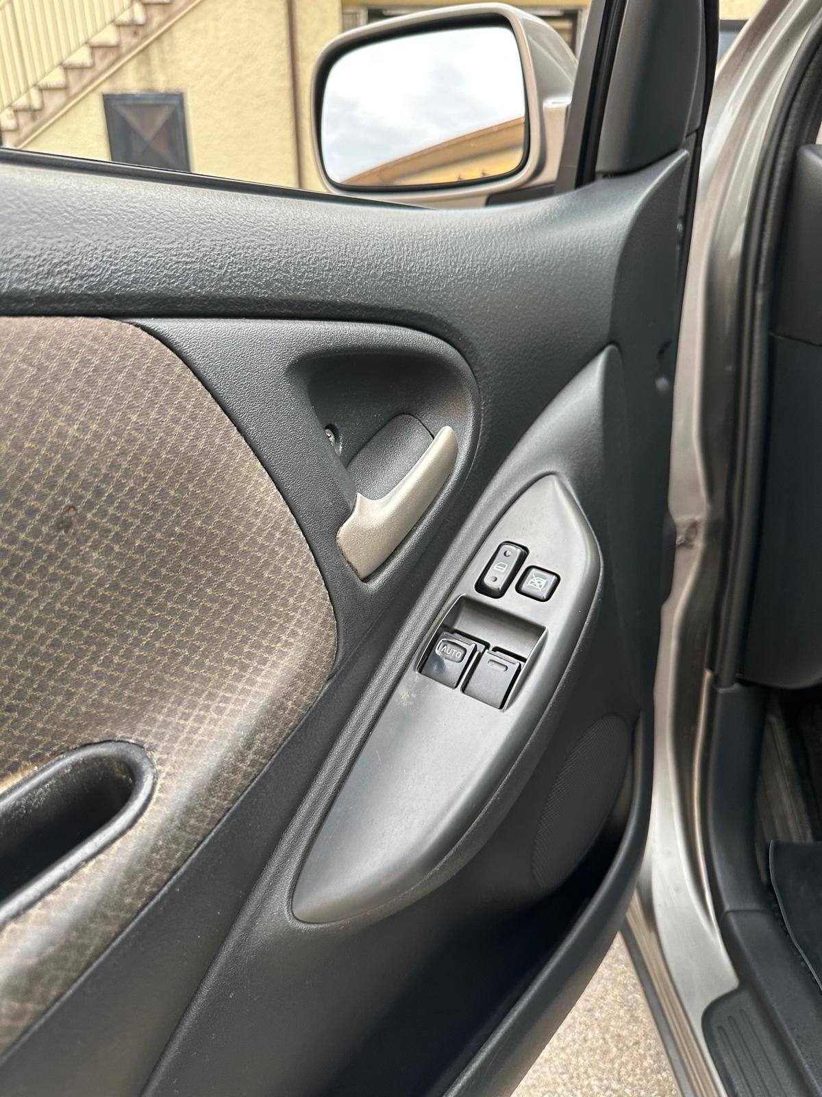 Toyota Yaris 1.3i 16V cat 5 porte Sol