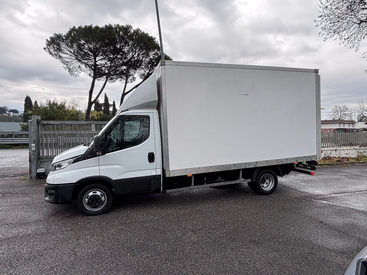 Iveco daily 35C160 furgone e sponda caricatrice