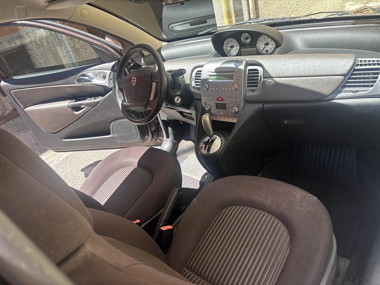 LANCIA YPSILON 1.4 16V PLATINO AUTOMATICA