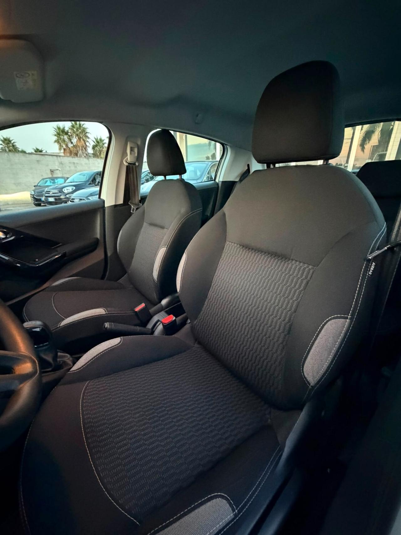 Peugeot 208 1.4 HDi 68 CV 5 porte Allure