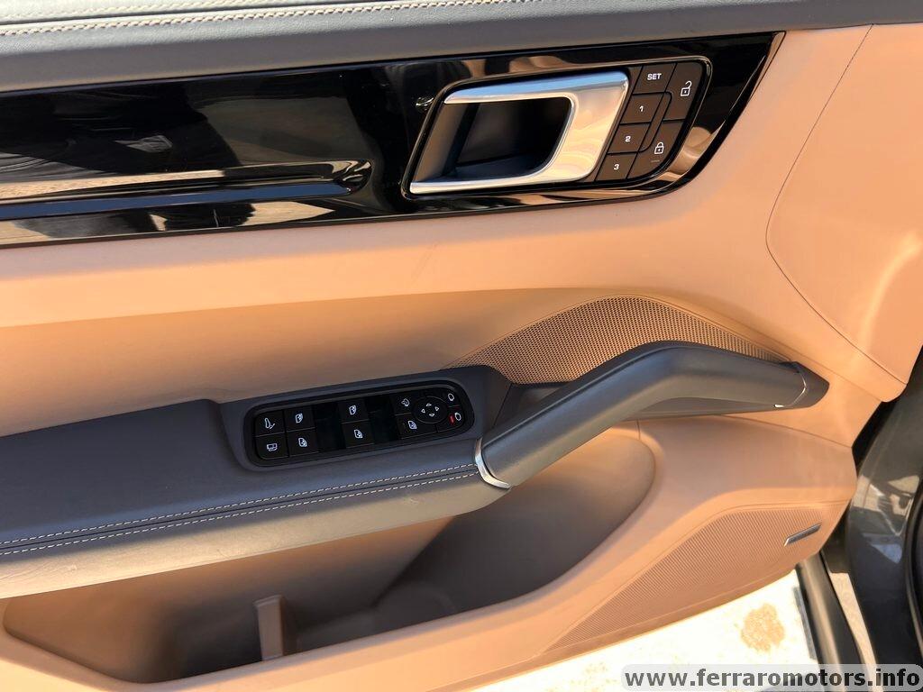 Porsche Cayenne Coupé 3.0 V6 E-Hybrida soli 779 euro al mese