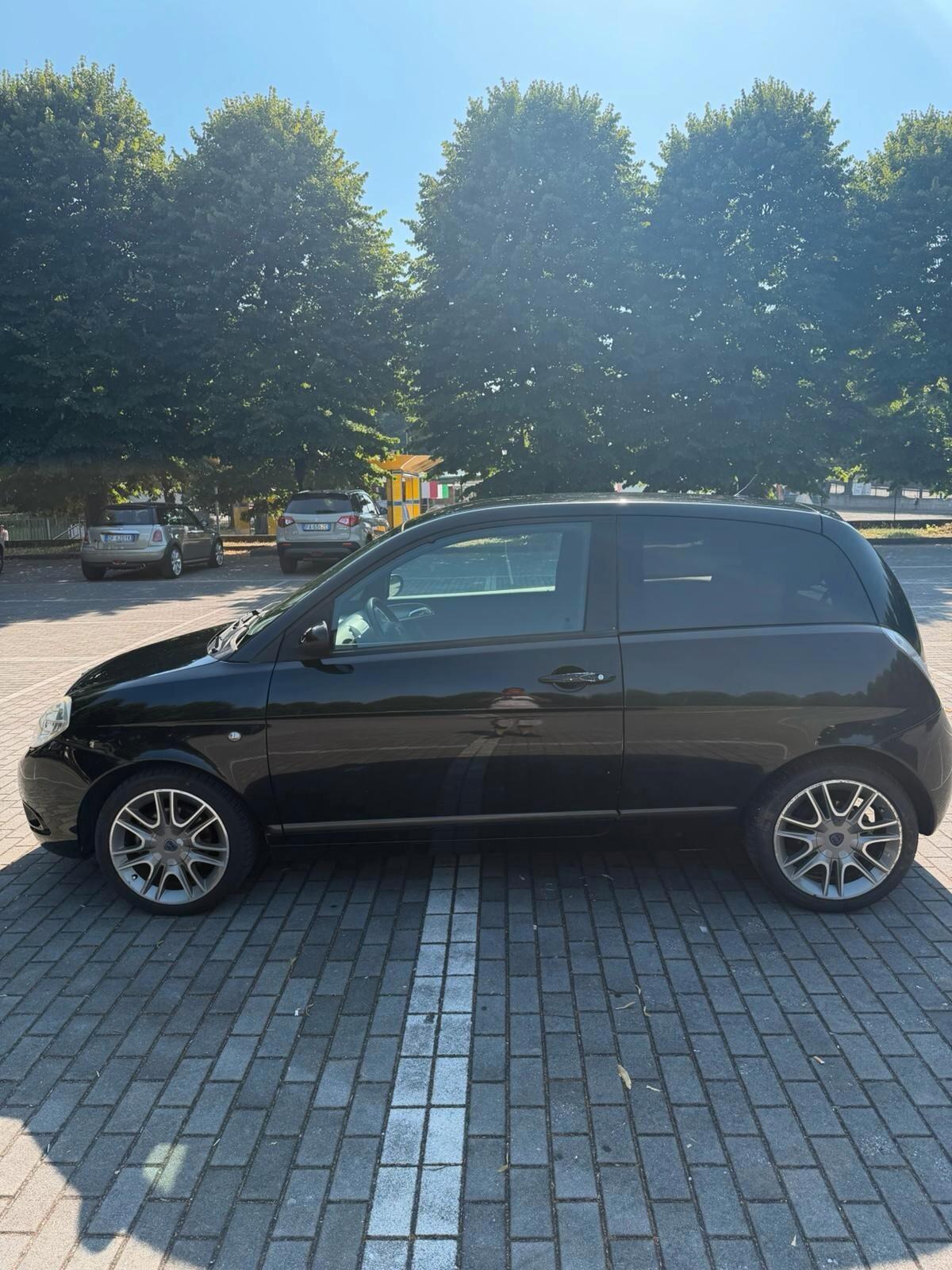 Lancia Ypsilon 1.3 MJT 75 CV MomoDesign