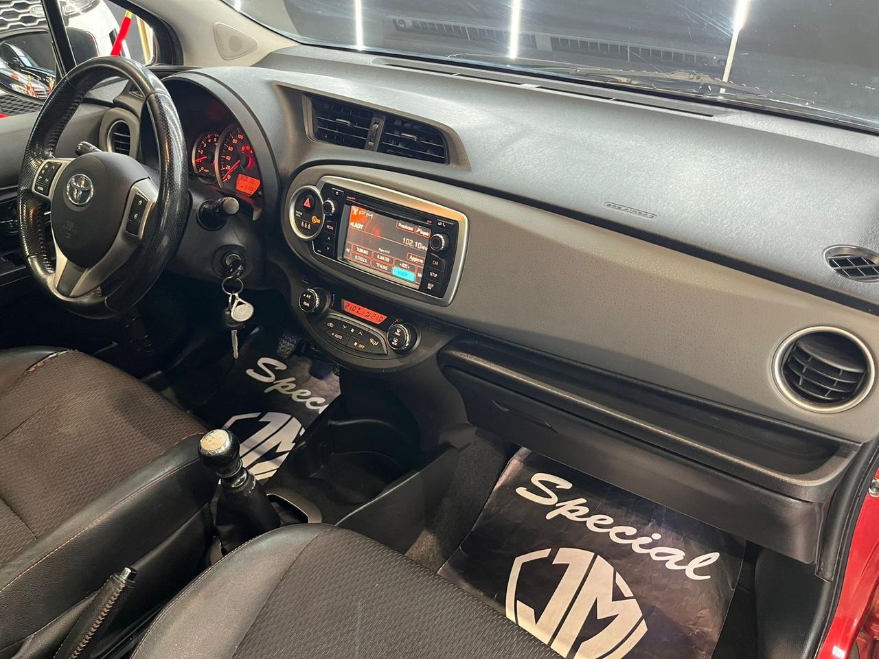 Toyota Yaris 1.4 D-4D 5 porte Lounge TETTO OK NEOPATENTATI