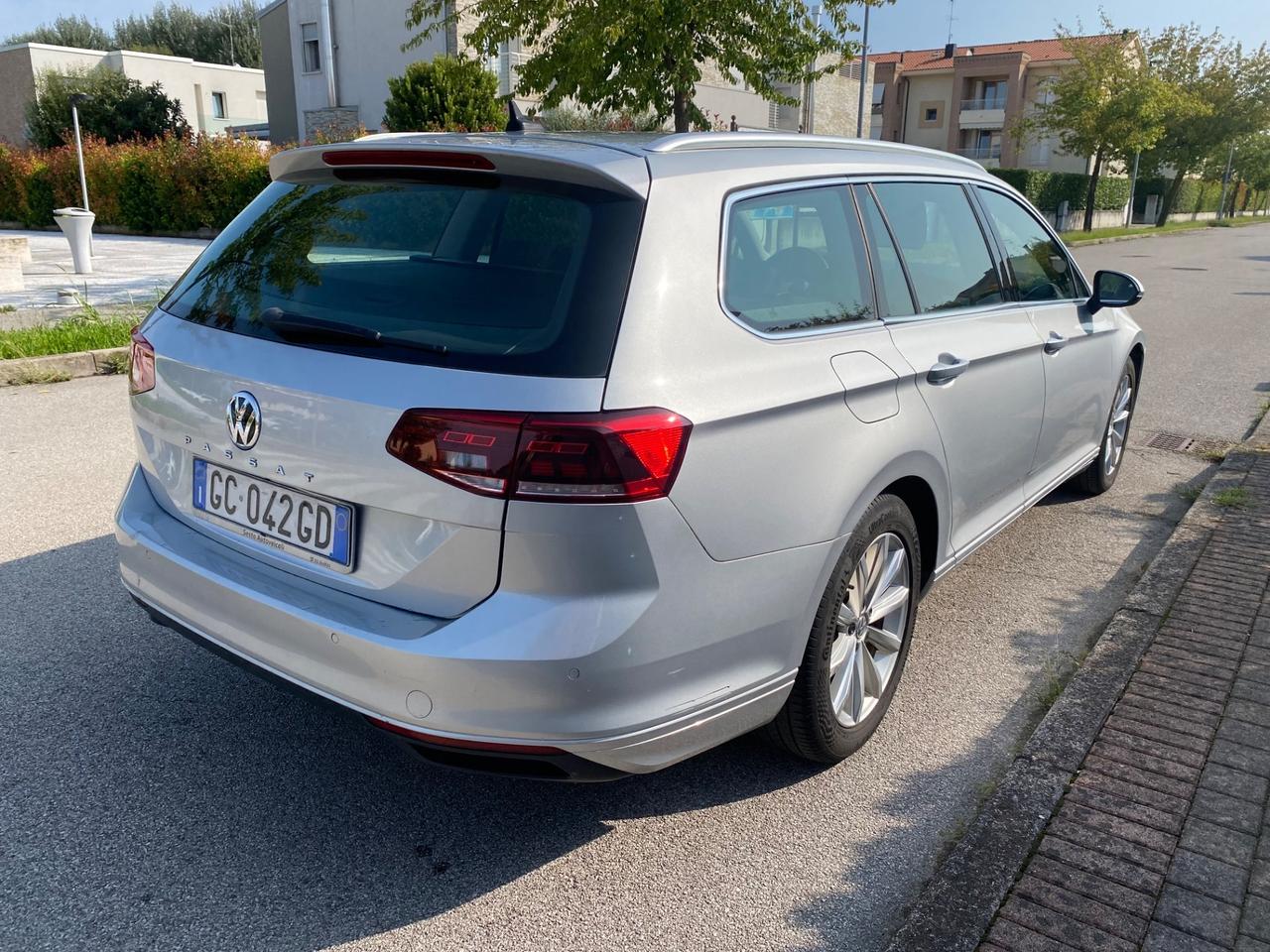 Volkswagen Passat Variant 1.6 TDI SCR DSG Business BMT