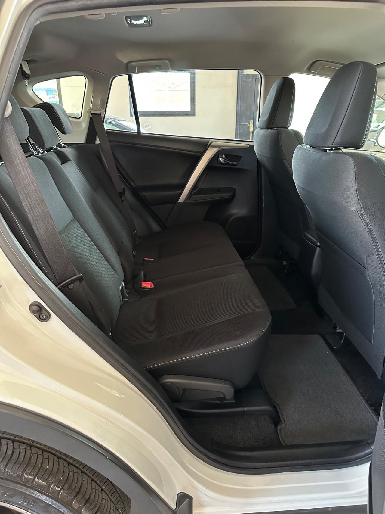 Toyota RAV 4 RAV4 2.0 D-4D 2WD Style White Ed.
