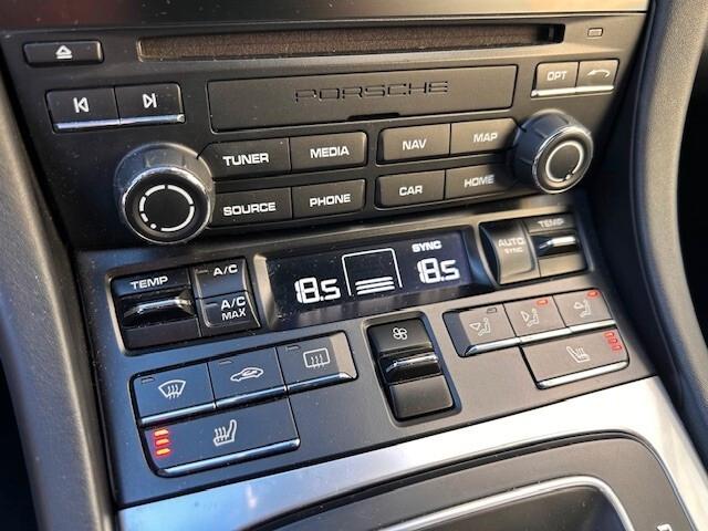 Porsche 911 Carrera 4S Cabriolet PDK Interni heritage design