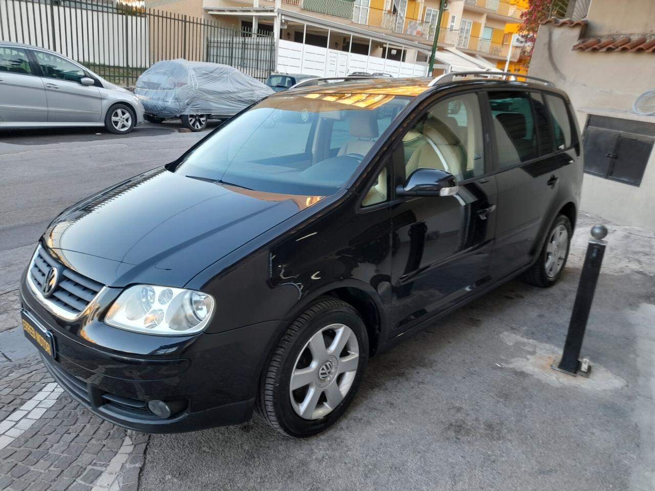 Volkswagen Touran 1.6 FSI Highline