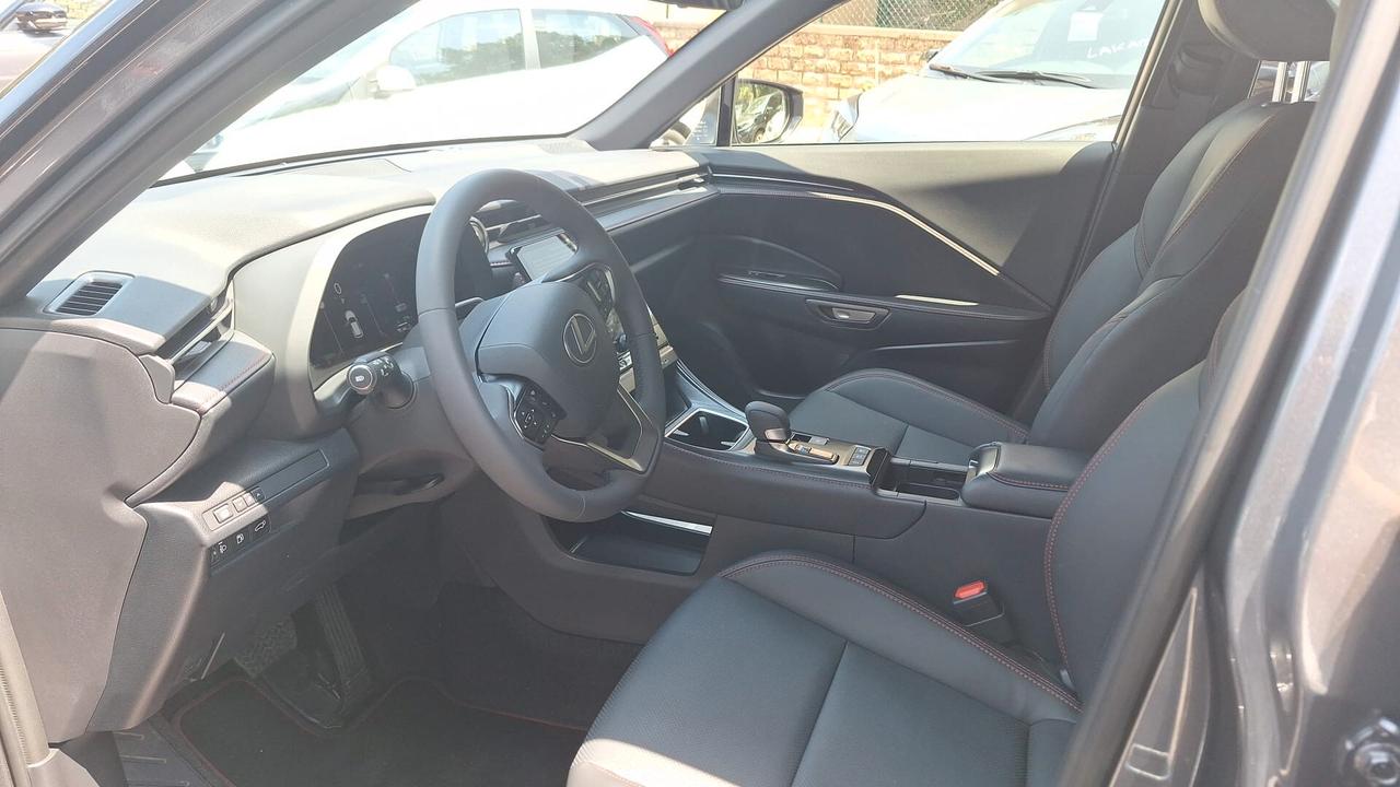 Lexus LBX Hybrid Emotion